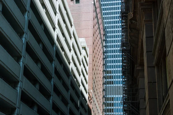 Grande edificio su una strada del centro di Chicago — Foto Stock