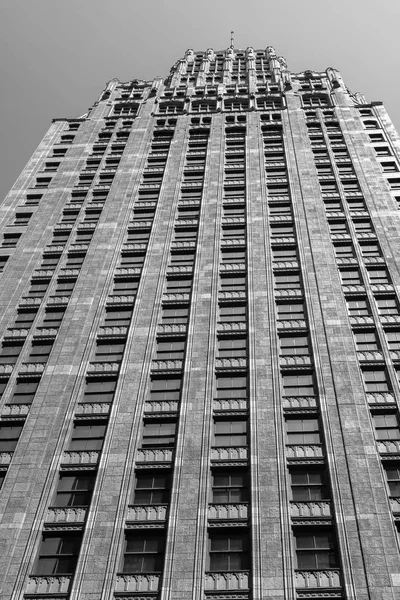 Nagy épület az utcán a Chicago Downtown — Stock Fotó