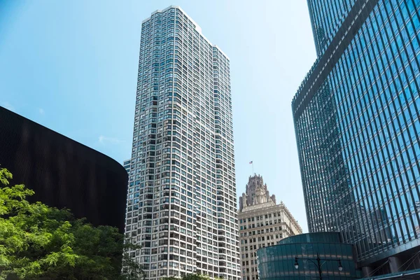 Grande edifício em uma rua no centro de Chicago — Fotografia de Stock