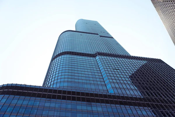 Gran edificio en una calle en el centro de Chicago — Foto de Stock