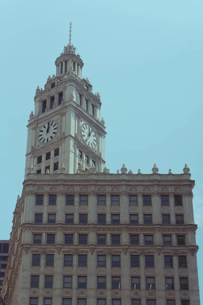 Nagy épület az utcán a Chicago Downtown — Stock Fotó