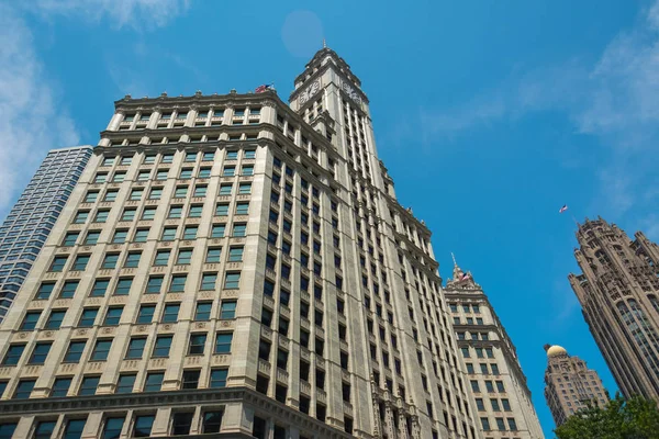 Stor byggnad på en gata på Chicago Downtown — Stockfoto