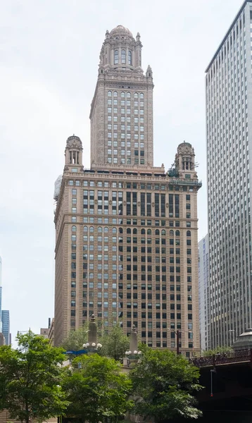 Grande edifício em uma rua no centro de Chicago — Fotografia de Stock