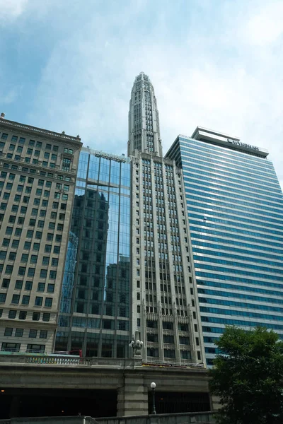 Groot gebouw op een straat op Chicago Downtown — Stockfoto