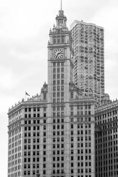 Grande edifício em uma rua no centro de Chicago — Fotografia de Stock