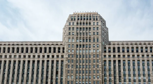 Stor byggnad på en gata på Chicago Downtown — Stockfoto