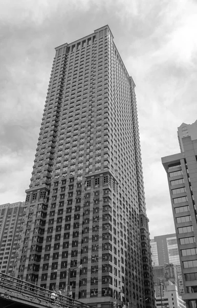 Μεγάλο κτίριο σε έναν δρόμο στο Σικάγο στο κέντρο της πόλης — Φωτογραφία Αρχείου