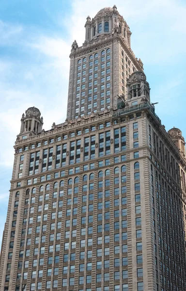 Grande edifício em uma rua no centro de Chicago — Fotografia de Stock