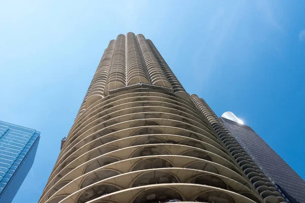 Gran edificio en una calle en el centro de Chicago — Foto de Stock