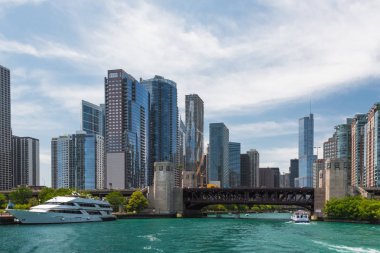 Bir tekne Chicago Downtown görünümünden skyline