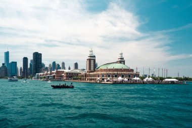 Bir tekne Chicago Downtown görünümünden skyline