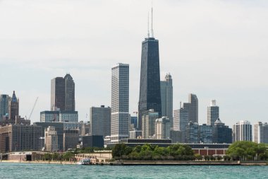 Bir tekne Chicago Downtown görünümünden skyline