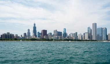 Bir tekne Chicago Downtown görünümünden skyline