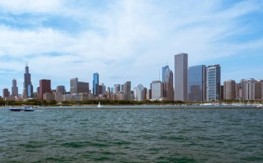 Bir tekne Chicago Downtown görünümünden skyline