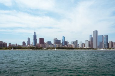 Bir tekne Chicago Downtown görünümünden skyline