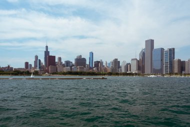 Bir tekne Chicago Downtown görünümünden skyline
