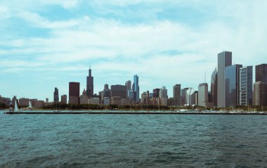 Bir tekne Chicago Downtown görünümünden skyline