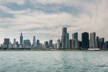 Bir tekne Chicago Downtown görünümünden skyline