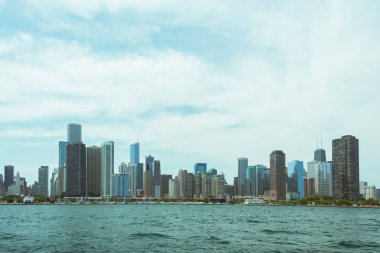 Bir tekne Chicago Downtown görünümünden skyline