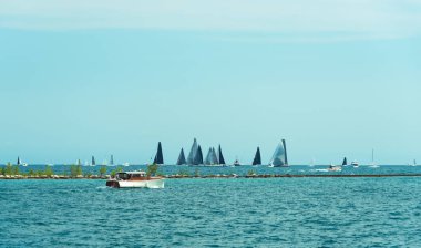 Birçok yelkenli bir Michigan gölünde yelken