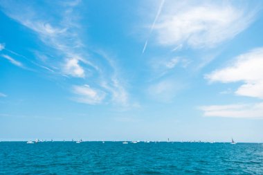 Birçok yelkenli bir Michigan gölünde yelken