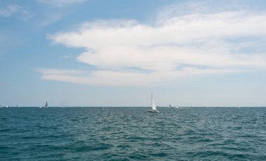 Birçok yelkenli bir Michigan gölünde yelken