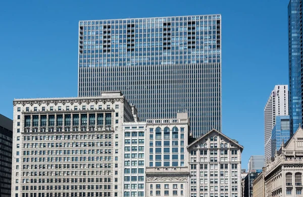 Velká budova na ulici na Chicago Downtown — Stock fotografie