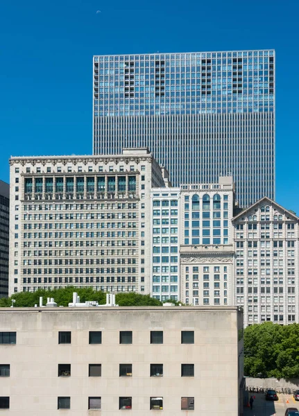 Groot gebouw op een straat op Chicago Downtown — Stockfoto