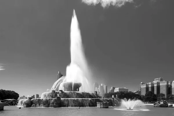 ミレニアム パークとシカゴ ダウンタウンの大噴水 — ストック写真