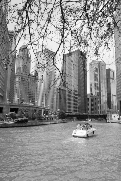 Łódź żeglarstwo przez rzekę w Downtown Chicago — Zdjęcie stockowe