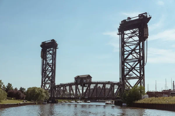 横跨芝加哥河的桥梁在市中心 — 图库照片