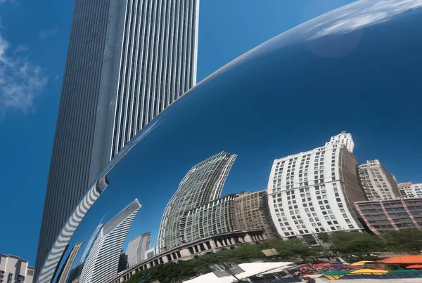 Reflejo de edificios en una puerta nubosa de Chicago (Bean ) — Foto de Stock