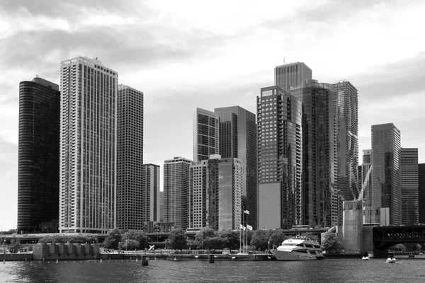 Chicago Downtown skyline vista de um barco — Fotografia de Stock