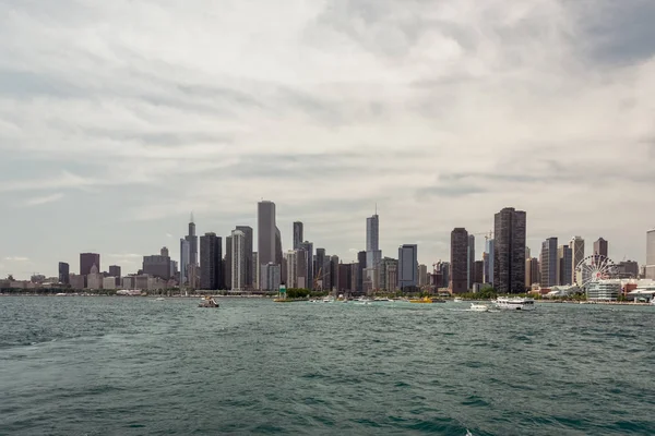 Chicago Downtown skyline vista de um barco — Fotografia de Stock