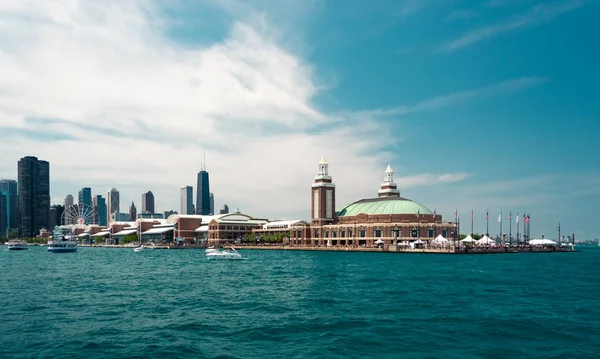 Vista del horizonte del centro de Chicago desde un barco —  Fotos de Stock