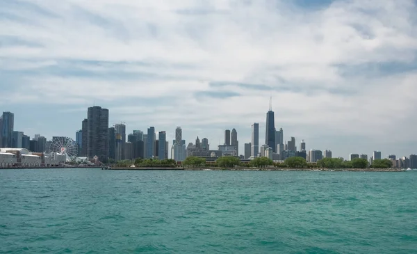 芝加哥市中心地平线从一艘小船看 — 图库照片