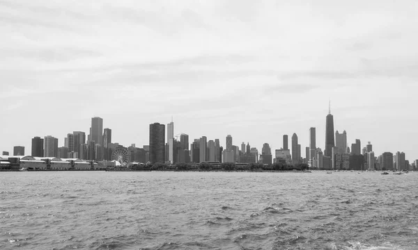 Vista del horizonte del centro de Chicago desde un barco —  Fotos de Stock