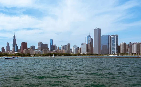 Chicago Downtown skyline vista de um barco — Fotografia de Stock