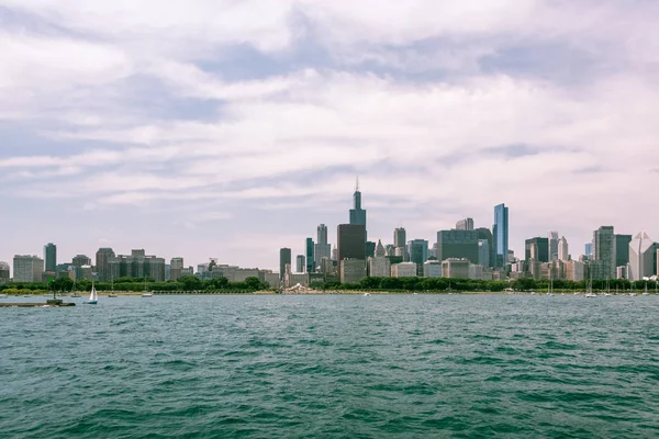ボートからシカゴ ダウンタウンのスカイライン ビュー — ストック写真