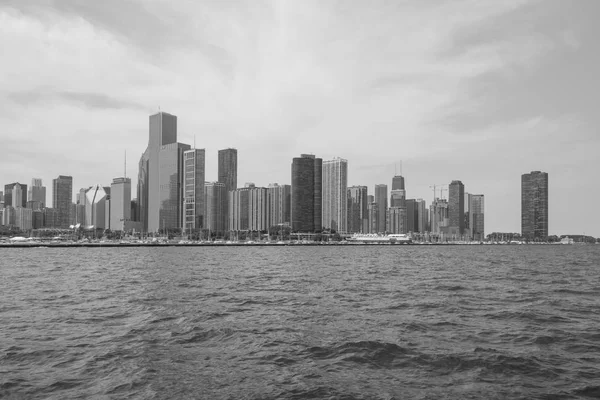 Σικάγο στο κέντρο της πόλης θέα στον ορίζοντα από βάρκα — Φωτογραφία Αρχείου