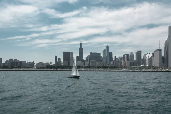 Chicago Downtown skyline vista de um barco — Fotografia de Stock