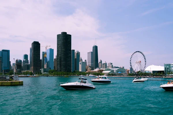Chicago Skyline vista de um barco de um lago — Fotografia de Stock