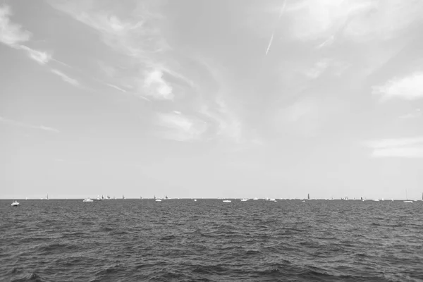Muchos veleros navegando en un lago de Michigan —  Fotos de Stock