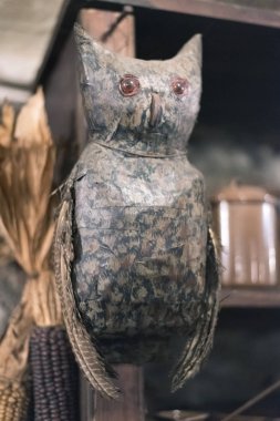 Bir duvarda eski metal dekoratif baykuş