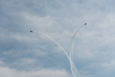 Bulutlu bir günde gökyüzünde uçaklar