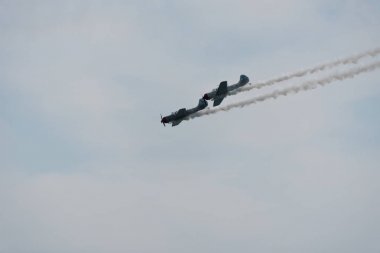 Bulutlu bir günde gökyüzünde uçaklar