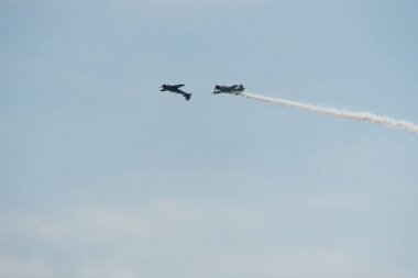 Bulutlu bir günde gökyüzünde uçaklar