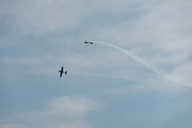 Bulutlu bir günde gökyüzünde uçaklar