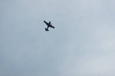 Bulutlu bir günde gökyüzünde uçak