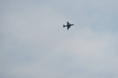 Bulutlu bir günde gökyüzünde uçak